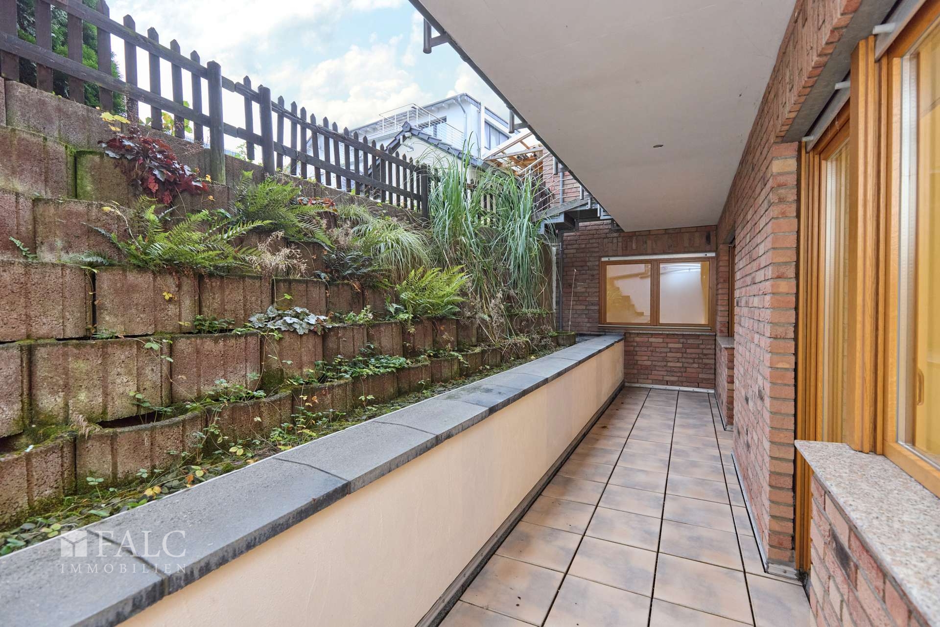 Terrasse mit bepflanzbarem Hang